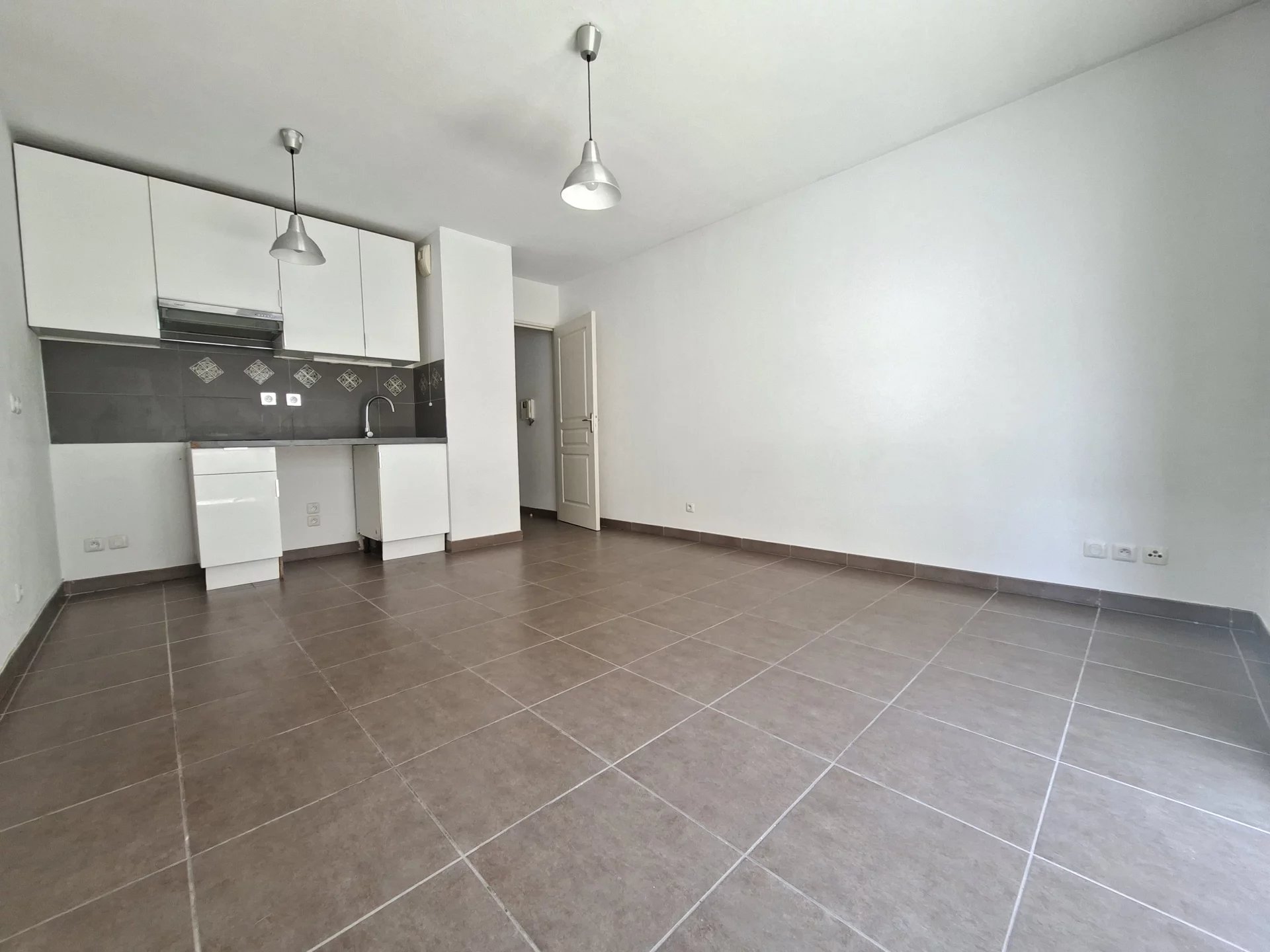 2P NICE LIBERATION / RUE VILLENEUVE